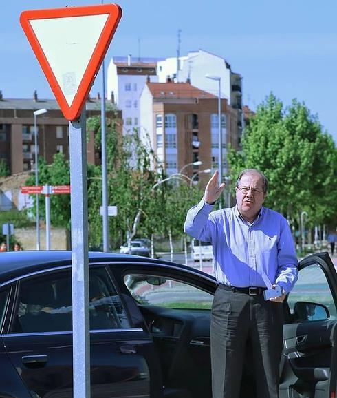 Domingo 10 de mayo. Miranda de Ebro. Eduardo Margareto, editor gráfico de la agencia Ical y uno de los fotógrafos de mayor prestigio de Castilla yLeón, captó esta imagen de Herrera, de tan imprevisible (entonces) como enorme carga premonitoria, con Herrera diciendo adiós ante una señal de ‘Ceda el paso’.