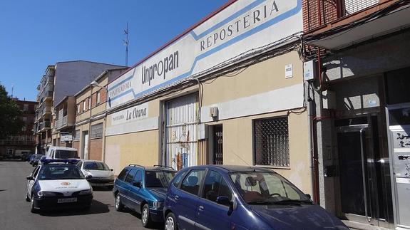 La Policía Local patrulla ante la panificadora de la calle Pingüino.