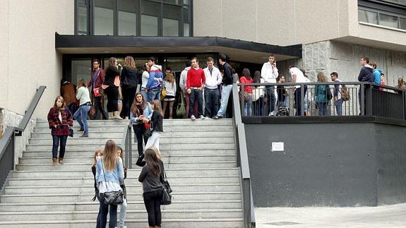 Alumnos a las puertas del campus público María Zambrano de Segovia. 