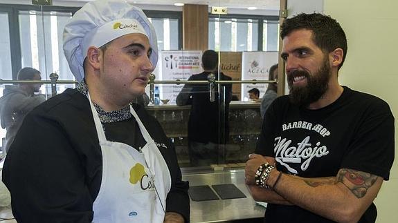 El campeón en repostería, Borja Sanz, del Diego de Praves, junto al chef Carlos Medina. 