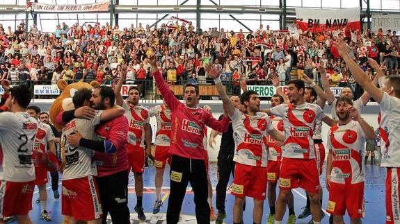 Los jugadores del Nava celebran el pase al 'play off' hace dos semanas. 