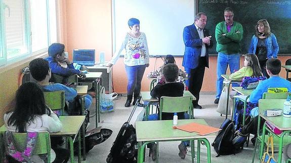 El diputado Jesús Tapia, a la izquierda, durante una visita a los talleres celebrados en el colegio Castilla y León de Aguilar.