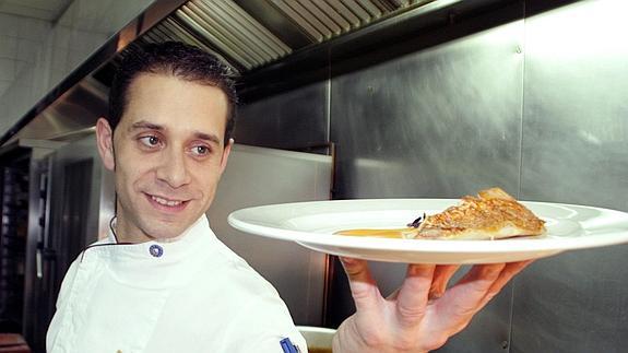 El chef de Venta Magullo, Óscar Calle, con uno de sus platos. El Norte