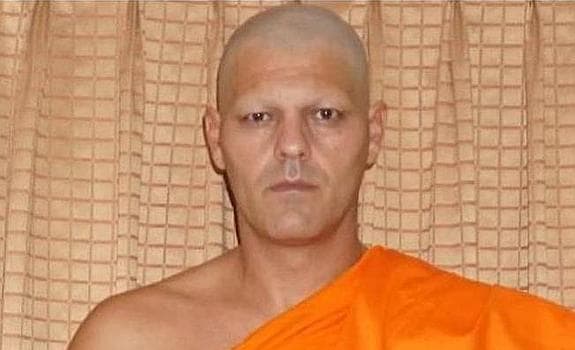 Frank Cuesta se convierte en monje budista
