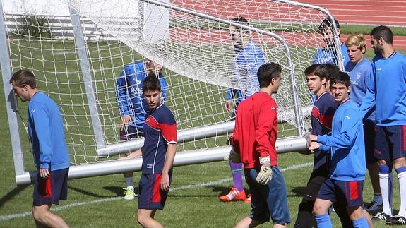 Los jugadores de la Segoviana, durante un entrenamiento reciente. 