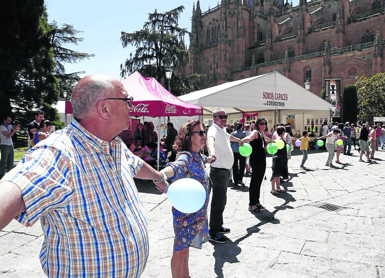 Numerosas personas hicieron posible el abrazo solidario y después la suelta de globos. 