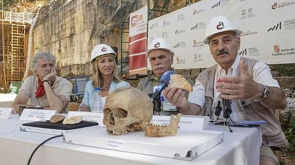 Los codirectores de las excavaciones de la Sierra de Atapuerca (Burgos) acompañados por la consejera de Cultura, Alicia García, presentan los resultados y hallazgos de la campaña. En la imagen, José María Bermúdez, muestra una escápula infantil de Homo Antecessor. 