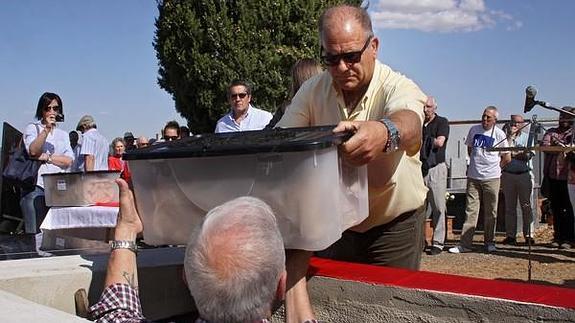 Los restos de los nueve represaliados del franquismo entregados por la ARMH son sepultados en el cementerio de Valderas (León). 