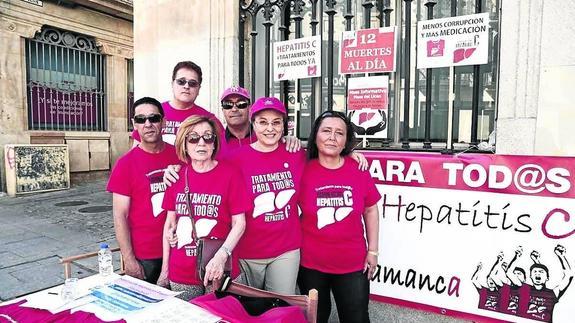 Miembros de la plataforma de afectados colocaron una mesa informativa en la plaza del Liceo.