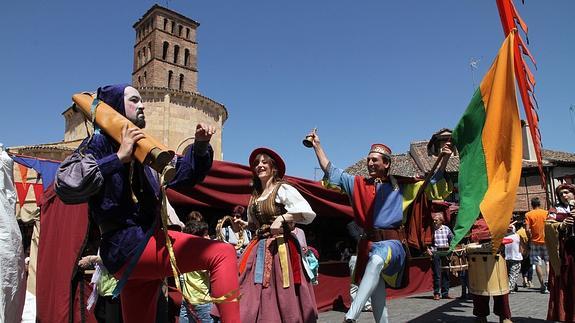 Actores de la compañía Teatro Destellos realizan el pasacalles previo al pregón del mercado medieval.