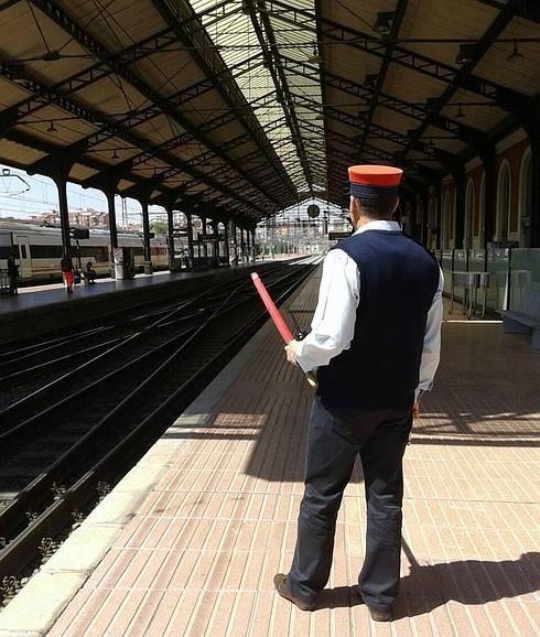 Un factor de Renfe espera en el andén de la estación de Campo Grande. 