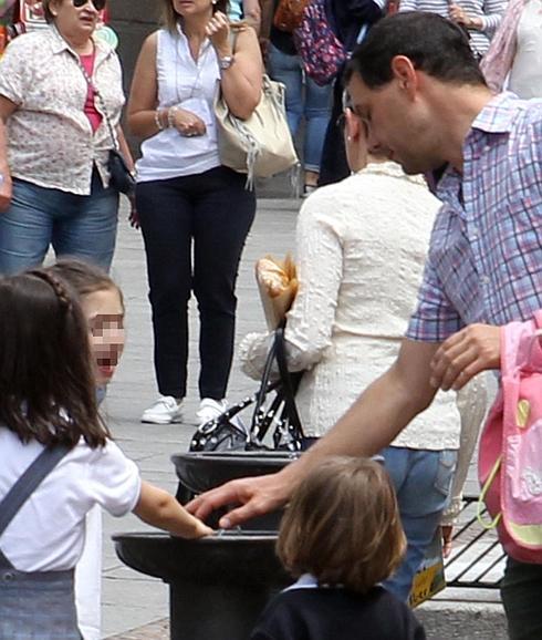 Unas niñas se refrescan en una fuente de la ciudad, ayer. A. de Torre