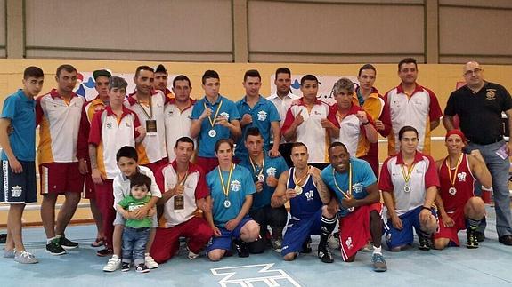 Los componentes de las selecciones masculina y femenina de Castilla y León posan con sus medallas. 