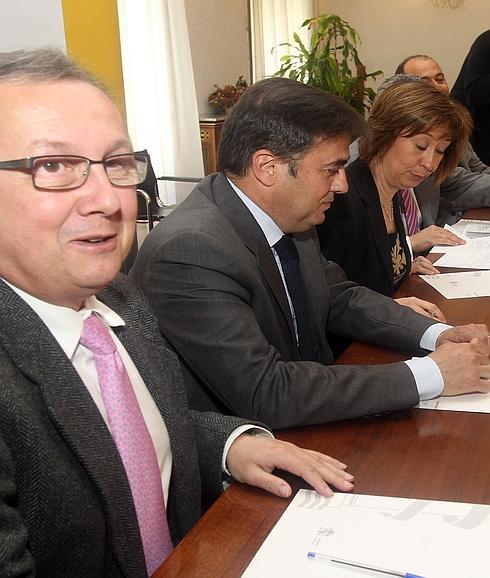 Javier López Escobar, Ignacio Sánchez y Pilar Sanz firman los documentos de cesion de tres silos al estado. 