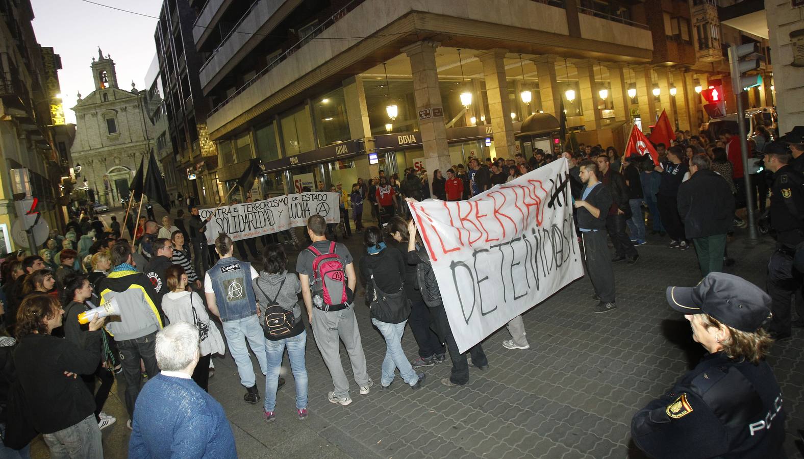 Concentración en el cruce de los Cuatro Cantones, el pasado mes de abril, contra la detención de los anarquistas en Madrid. 