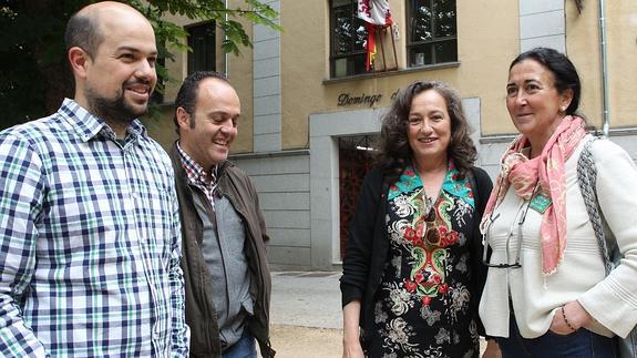 Ángel Galindo (izquierda), concejal electo de IU a la Alcaldia de Segovia; junto a José Ángel Frías, Ana López y Belén Calvo. Antonio de Torre