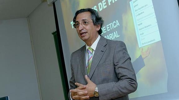 El presidente del Colegio de Economistas de Valladolid, Juan Carlos de Margarida, durante la charla. EL NORTE