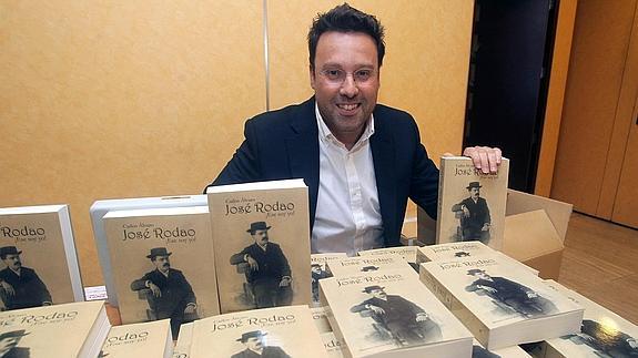 El periodista de El Norte Carlos Álvaro, con su libro sobre el poeta José Rodao. 