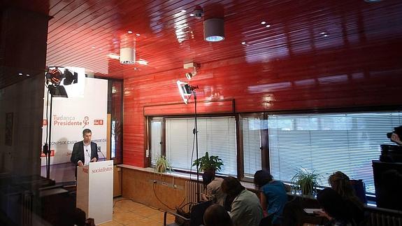 El secretario general del PSOE de Castilla y León, Luis Tudanca informa de su reunión con parlamentarios nacionales para tratar la situación del sector minero en la comunidad.