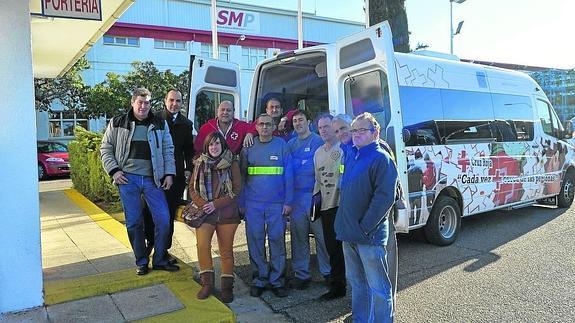Trabajadores de Peguform y miembros de Cruz Roja, durante la recogida de juguetes y alimentos con motivo de la Navidad de este año. 