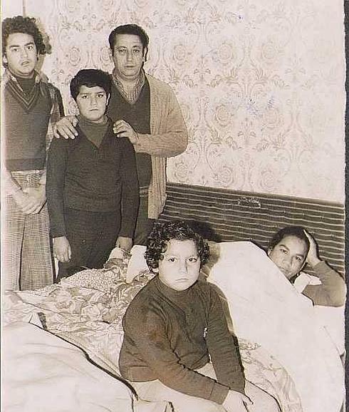 Familia en el interior de una casa del poblado. 