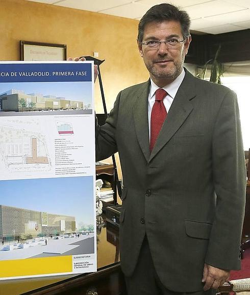 El ministro de Justicia, Rafael Catalá, junto al dibujo del proyecto, el pasado marzo en Valladolid. 