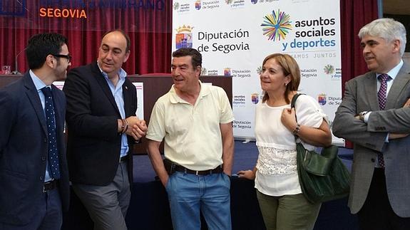 José Luis Parejo (i), Miguel Ángel de Vicente. Emilio Calatayud, Lourdes Merino y Tomás Montero conversan antes de la sesión.