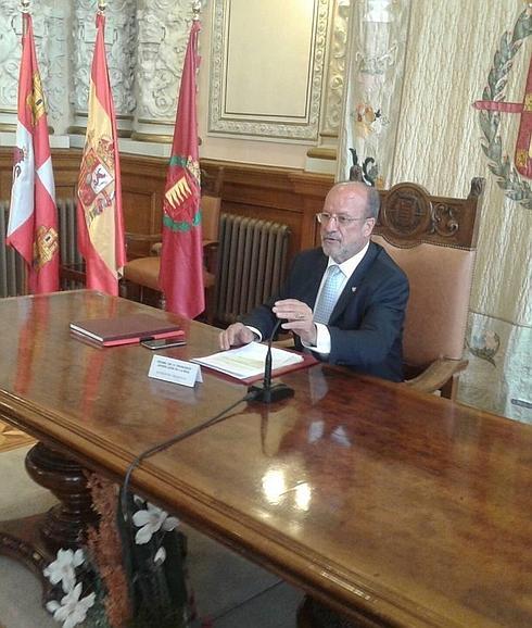 Javier León de la Riva durante su comparecencia.