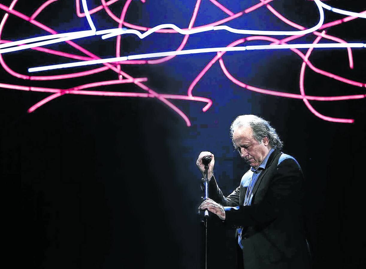 Joan Manuel Serrat, en el escenario del Multiusos Sánchez Paraíso en el que, además de los músicos, solo le acompañó su rúbrica a gran tamaño. 