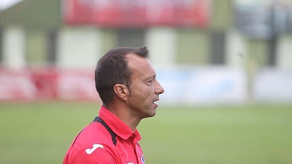Santi Sedano, durante el partido ante el Laredo. 