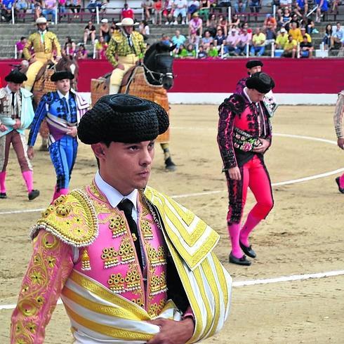 Alberto Escudero entrando en la plaza de toros de Ledesma. 