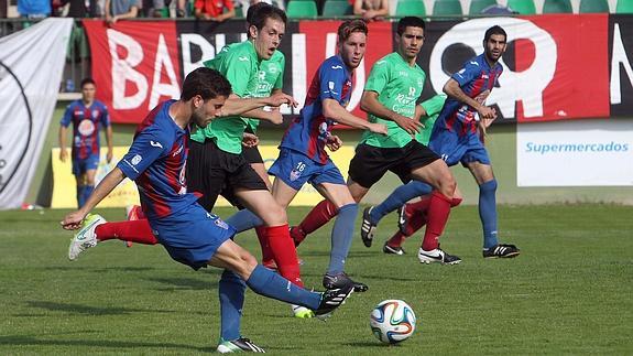 Manu dispara a portería durante el partido ante el Laredo. 