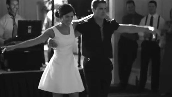 Una pareja sorprende a los invitados a su boda con un baile a lo 'Dirty Dancing'