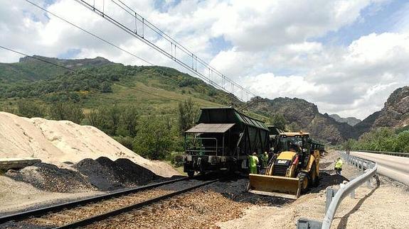 Imagen del mineral en el suelo tras ser bloqueado el tren. 