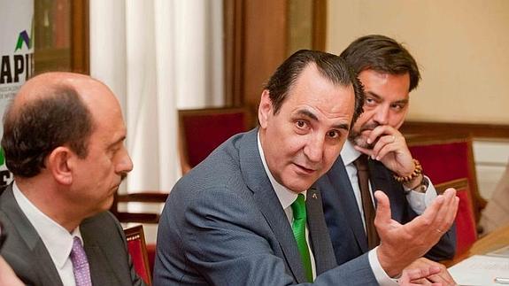 .- De izquierda a derecha, Josep Lores, José Rolando Álvarez, de SGR-CESGAR, y Andrés Dulanto, vocal de la APIE. 