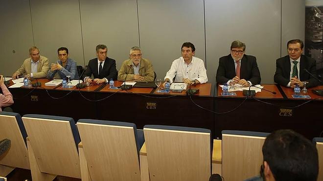 De izquierda a derecha, Evelio Angulo (UGT), Vicente Andrés (CC OO), Javier Cepedano (Cecale), Agustín Prieto (UGT), Ángel Hernández (CCOO), Santiago Aparicio (Cecale) y Germán Barrios, presidente del CES, en la firma de los acuerdos de marzo.  R. 