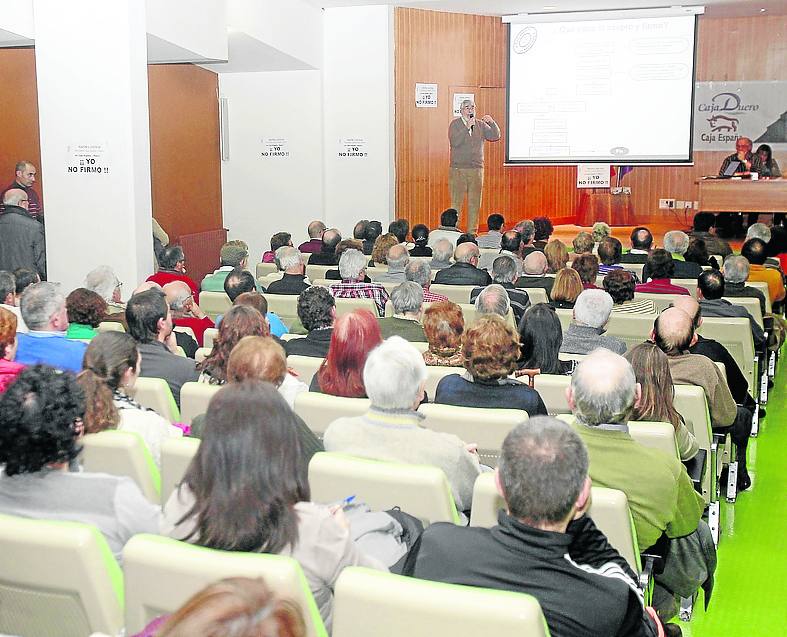 Asamblea de afectados por las preferentes de Caja España-Duero organizada por Razón y Justicia.
