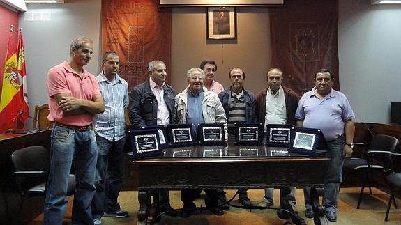 Los procuradores homenajeados posan junto a Jesús García.