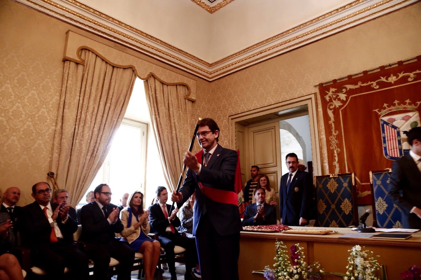 Alfonso Fernández Mañueco recibe el bastón de mando del Ayuntamiento.