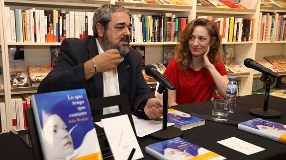 Carlos Aganzo y Julia Montejo, ayer en Intempestivos, durante la presentación de la novela ‘Lo que tengo que contarte’.