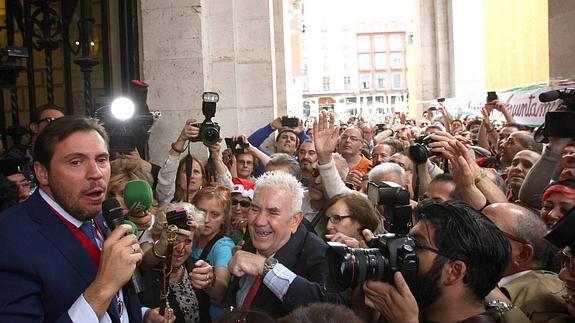 El nuevo alcalde, Óscar Puente, se dirige a varios centenares de personas se concentran a las puertas del Ayuntamiento para mostrar el apoyo al nuevo equipo de Gobierno municipal. 