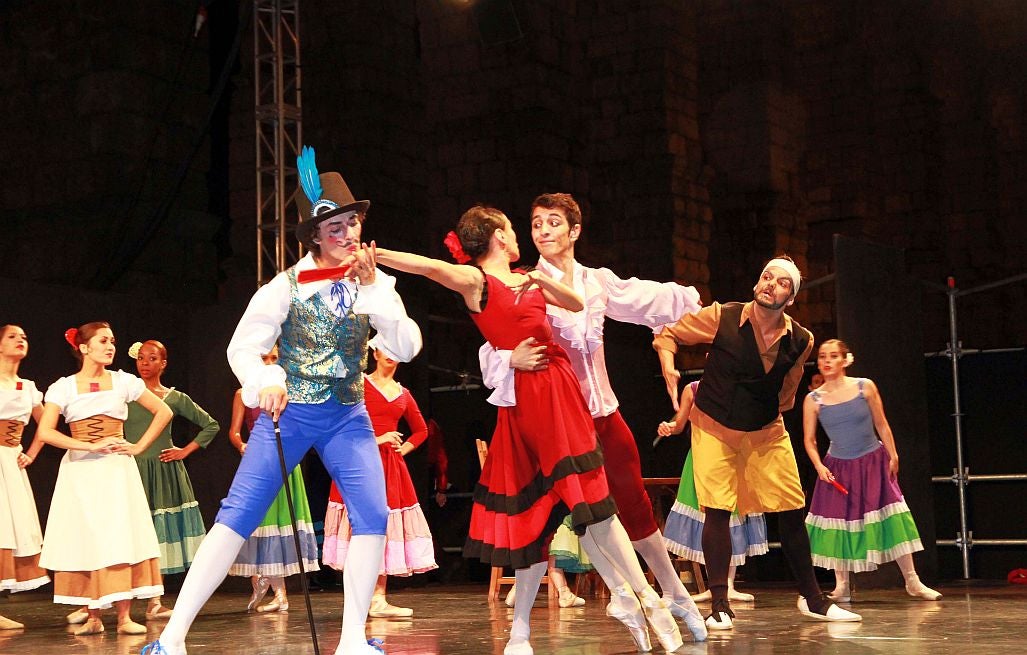 Una escena de la ‘Suite de Don Quijote, con los alumnos del Instituto de Danza Alicia Alonso, en la Gala del sábado celebrada en la plaza del Azoguejo