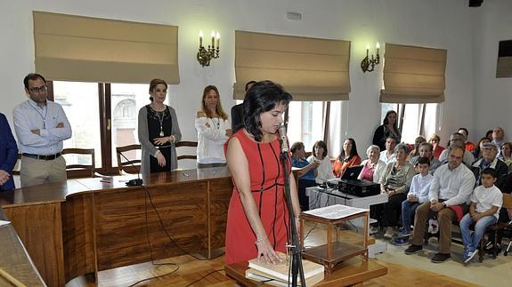 La socialista Alicia Palomo promete su cargo como alcaldesa de El Espinar, ayer. El Norte