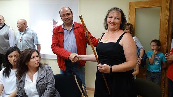Pilar Sánchez, recibe el bastón de mando de manos de Guillermo Pascual (PSOE). 