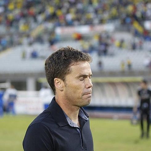 Rubi abandona el terreno de juego del Insular. 