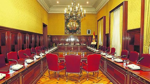 Salón de plenos de la Diputación vacío antes de iniciarse una sesión.