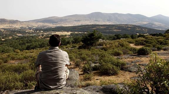Un hombre contempla la Sierra de Guadarrama. Ical