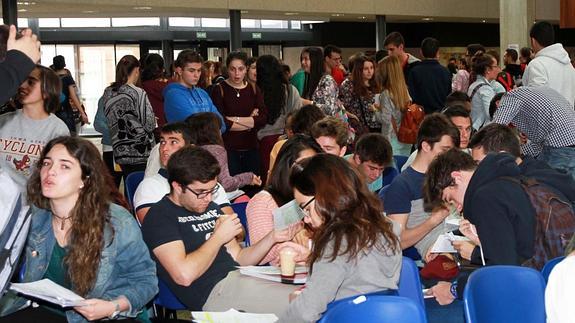 Grupos de alumnos repasan las materias antes de entrar a uno de los exámenes. 