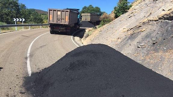 Vuelcan la carga de dos camiones.