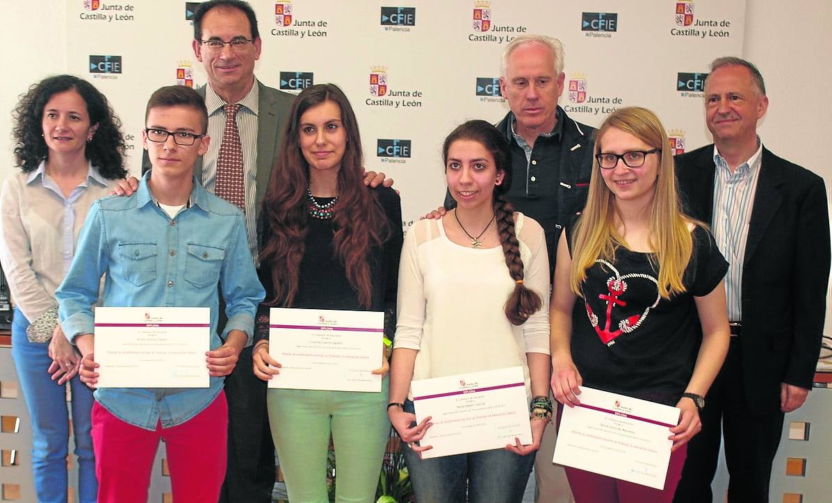 El director provincial de Educación, Sabino Herrero, y el delegado de la Junta, Luis Domingo González (en el centro), con los alumnos galardonados por su rendimiento. 